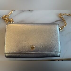 Tory Burch Silver Leather Robinson Wallet On Chain – Brand New